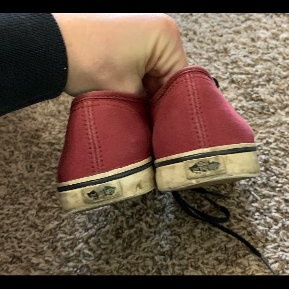 Tennis shoes